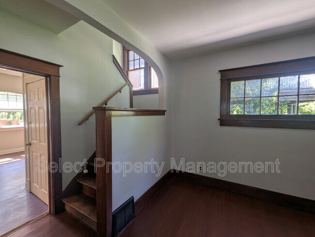 Building Photo - 2526 Hoagland Ave
