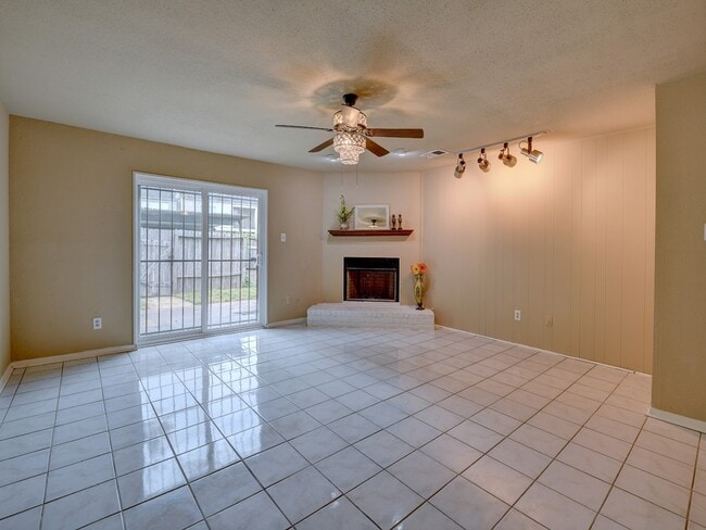 Building Photo - 6330 Creekbend Dr