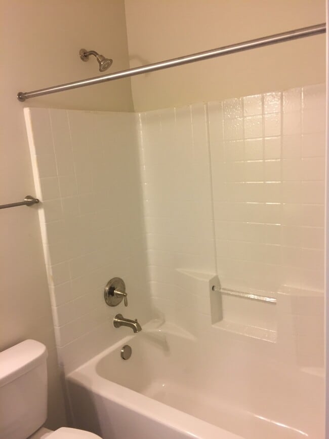 Building Photo - Newer Townhouse in Lake Forest Park!