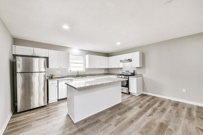 Building Photo - 305 Red Haven Dr