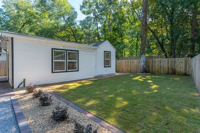 Building Photo - Peaceful Retreat! Just minutes from Niceville!