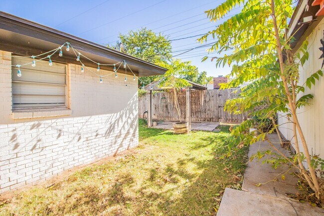 Building Photo - Spacious & Updated 4/2