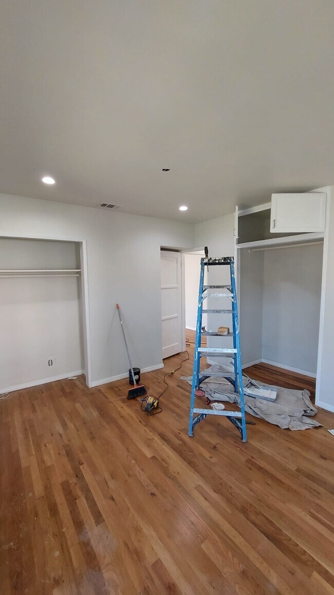 Building Photo - 735 N Griffith Park Dr