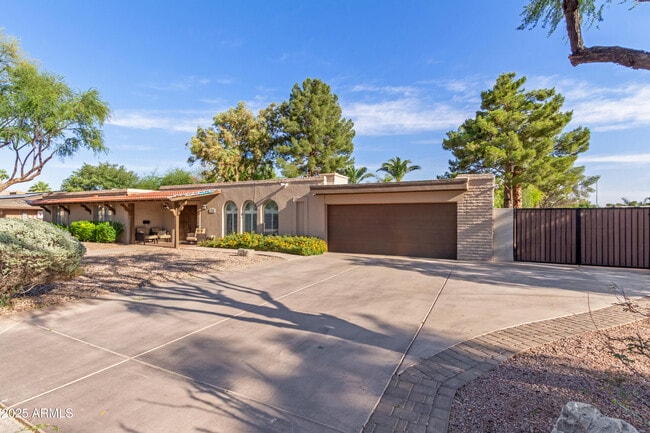 Building Photo - 481 W Half Moon Way