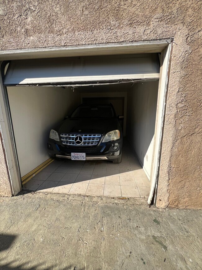 Building Photo - 126 W 71st St