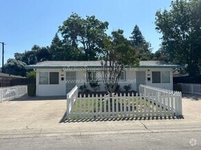 Building Photo - Clean 3 Bedroom 1 Bathroom Duplex, Large F...