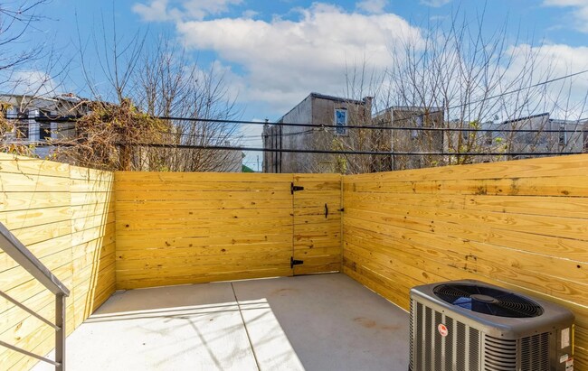 Building Photo - 721 N Dekalb St