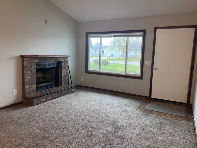 Building Photo - Three Bedroom Duplex in Rockford!