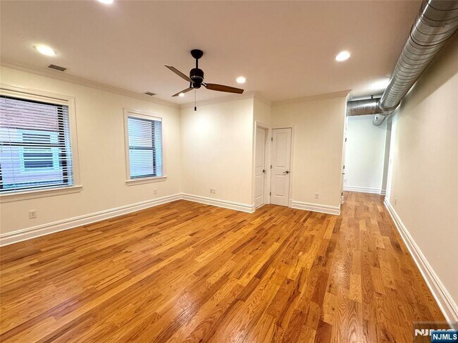 Building Photo - 855 Broad Ave