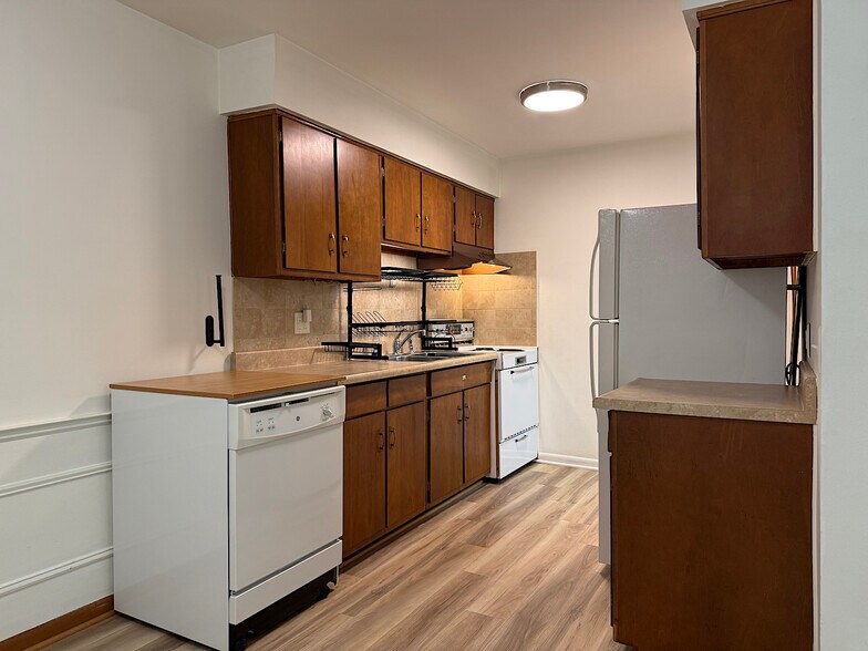 Kitchen - 5749 E Rowland Rd