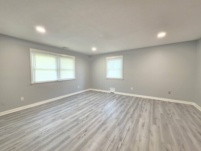 Building Photo - 8241 Robin Hood Dr