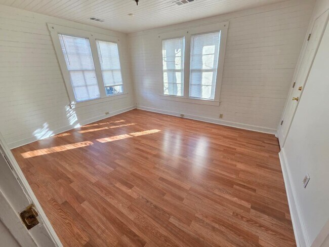 Building Photo - 310 7th St