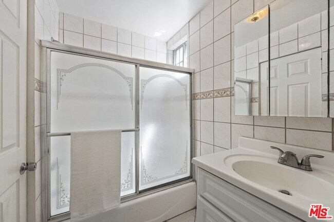 Building Photo - 1114 S La Peer Dr