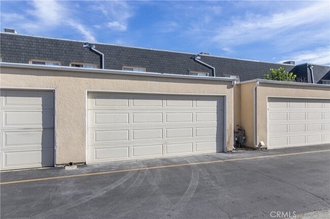 Building Photo - 19216 Hamlin St