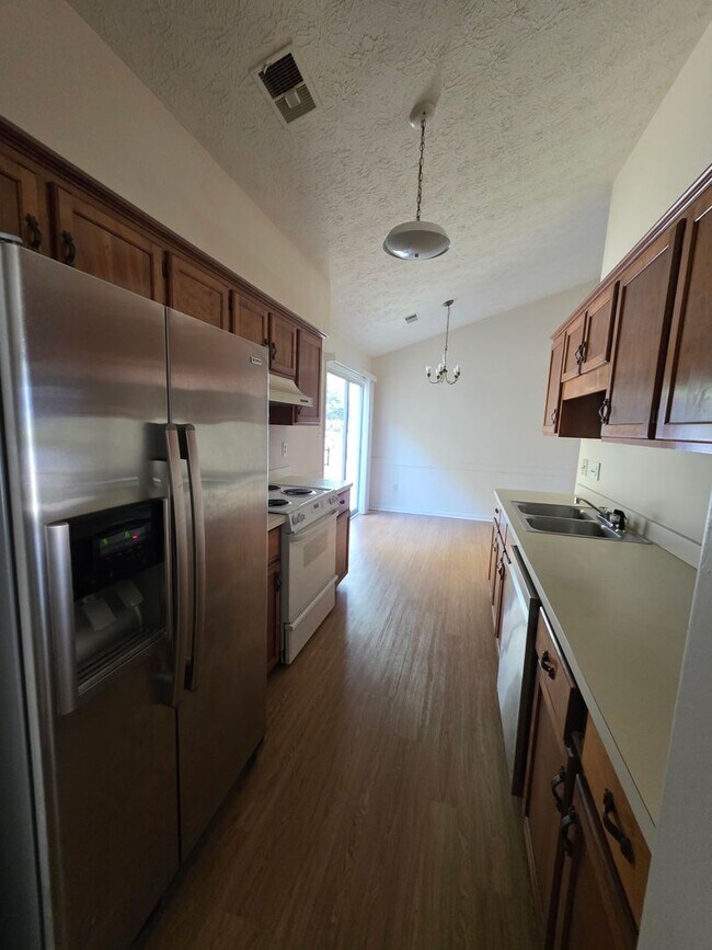 Building Photo - Move In Ready 3 Bedroom Ranch!