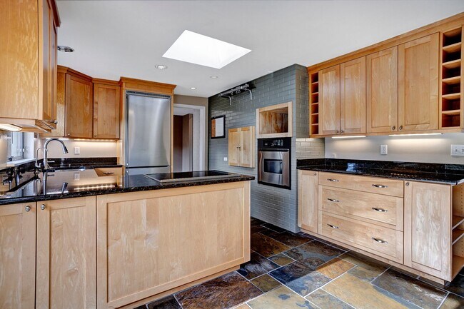 Building Photo - 5bd/2.75ba Shoreline House