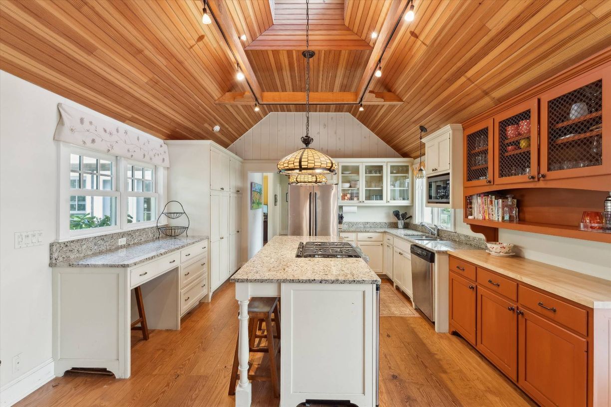 Building Photo - 695 Main St