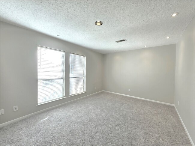 Building Photo - 2277 S Kirkwood Rd