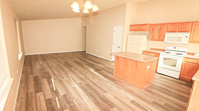 Building Photo - *MOVE IN SPECIAL*  3 Bedroom 2 Bath Single...
