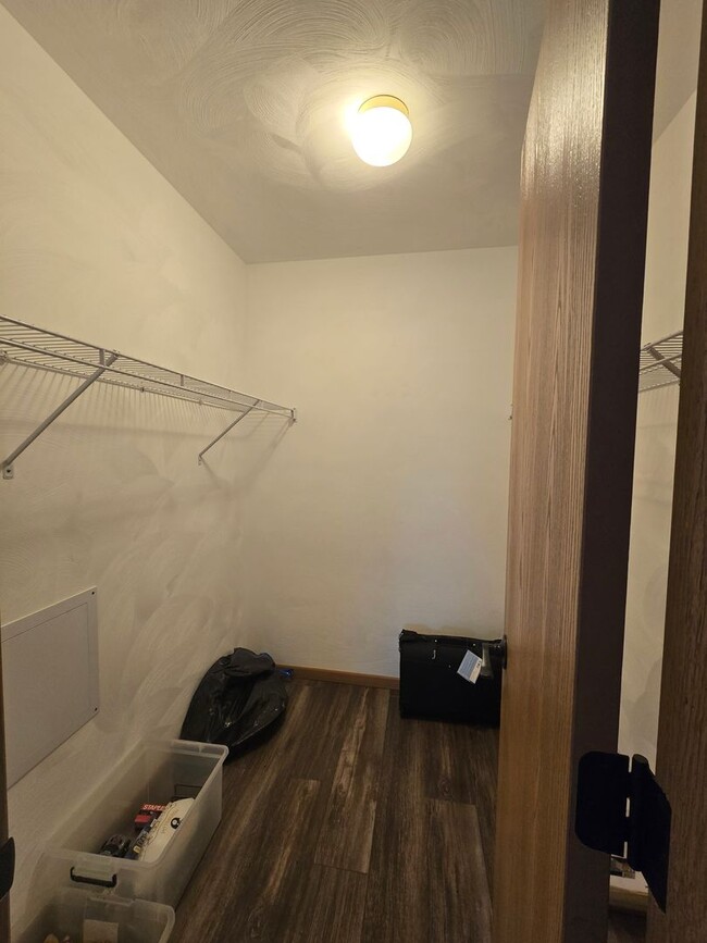 Building Photo - Beautiful 2 Bedroom Townhome - Only Steps ...