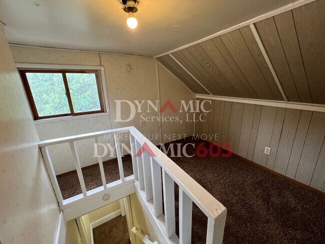 Building Photo - Upper 2BR/1BA - All Utilities Paid by Land...
