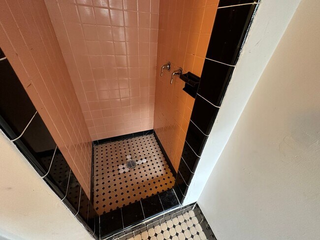 Building Photo - 213 S Aiken Ave