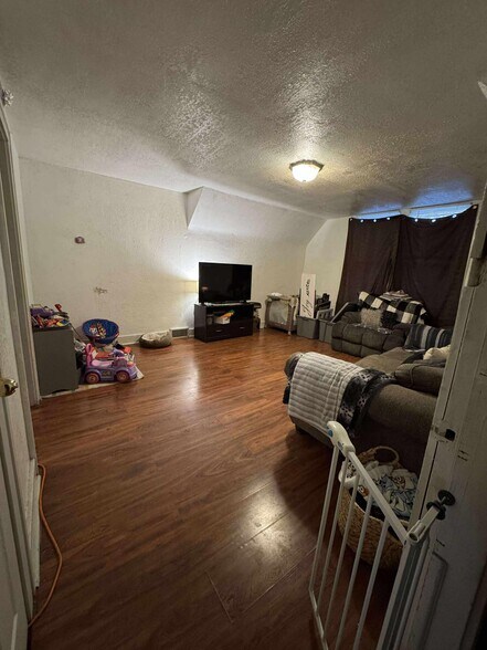 Living Room - 1114 Broadway St