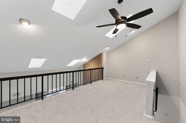 Building Photo - 933 Washington Pl