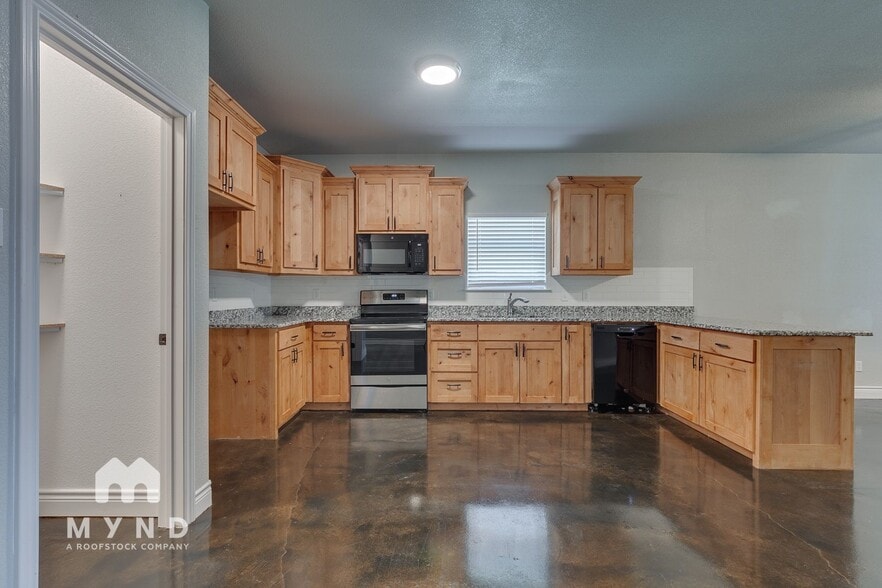 Building Photo - 359 E 9th St