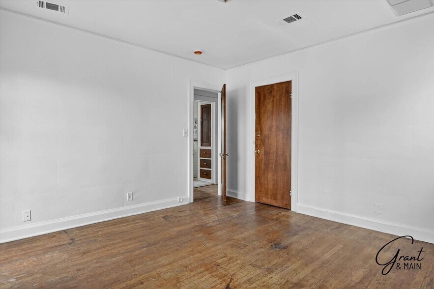 Building Photo - 10345-10345 Crocuslawn Ave