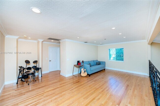 Building Photo - 3216 Huntington