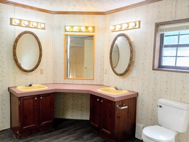Building Photo - FOR RENT: Beautiful 3 Bed / 2 Bath Spaciou...