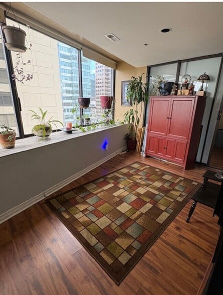 Sun room - 44 W Broadway