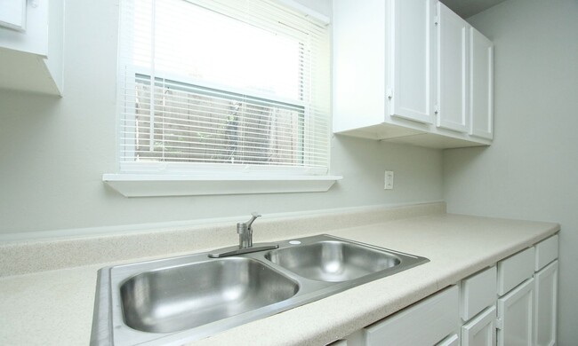 Building Photo - Move-in Ready! 2 bed 1 bath in South East ...