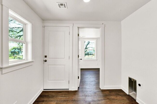 Building Photo - Stunning 3-Bedroom Home with Modern Upgrades in Tulsa