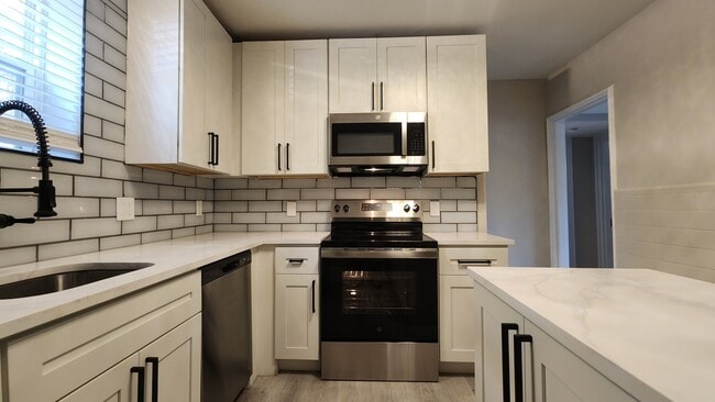 Building Photo - 803 Westwood Dr