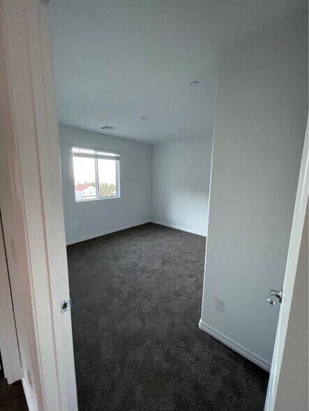 Building Photo - 380 Rosefinch St