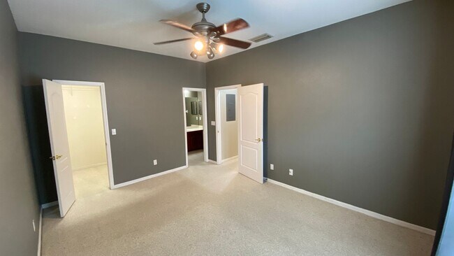 Building Photo - 2 Bedroom, 2 Bath Townhome in Beautiful La...