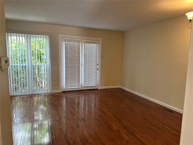 Building Photo - 1126 Rue La Chelle Walk