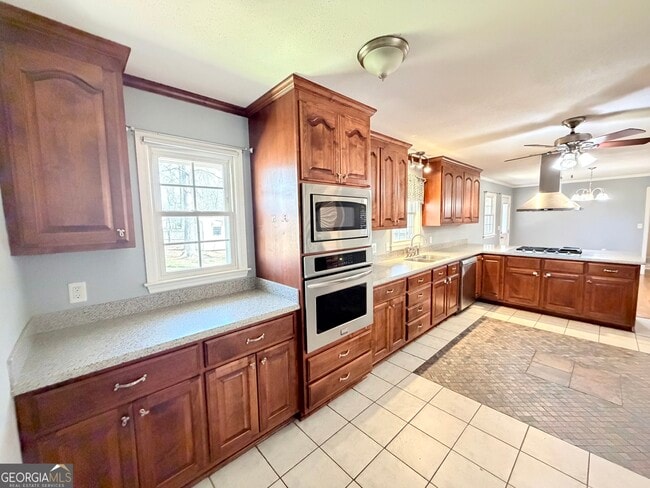 Building Photo - 560 Greencrest Dr