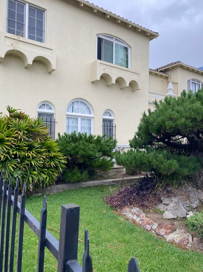 Front of Building - 1327 S Gramercy Pl