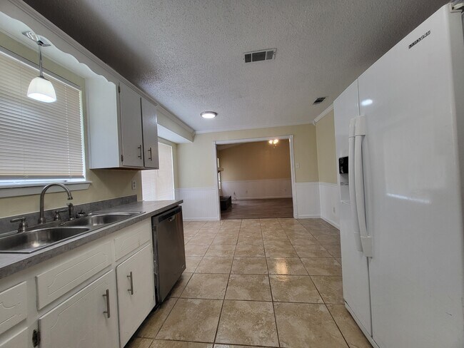 Building Photo - 1708 Kenyon St