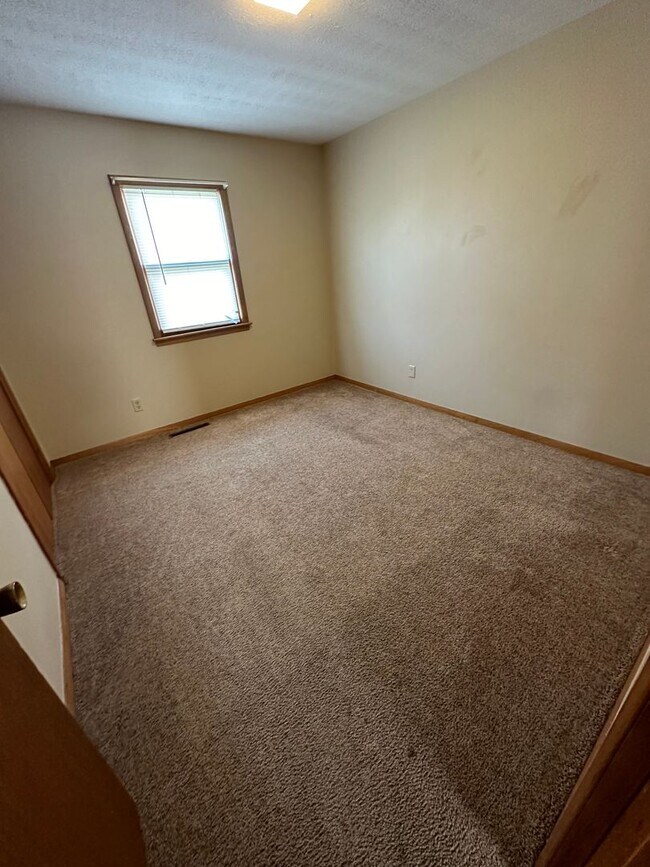 Building Photo - 3 Bedroom, 1.5 Bathroom House