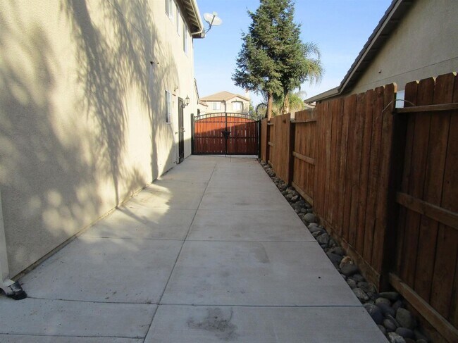 Building Photo - Like Brand New 4 Bedroom 3 Bath Beautiful ...