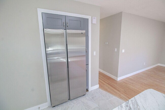 Building Photo - 715 Bluffdale Dr