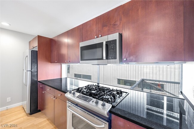 Building Photo - 129 S 11th St