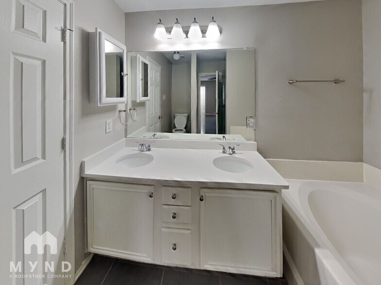 Building Photo - 421 Pin Oak Ln
