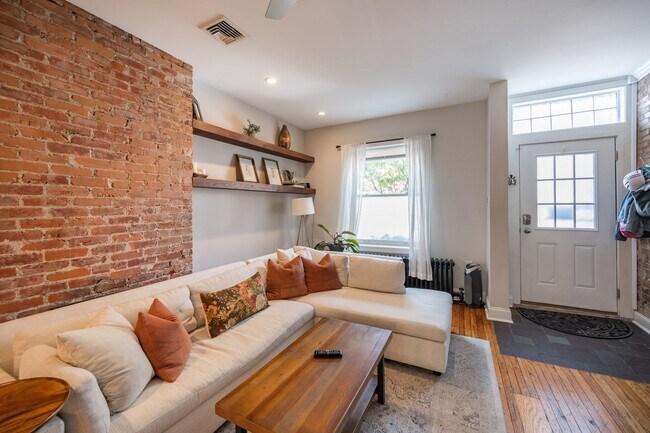 Building Photo - Two Bed Graduate Hospital Townhome