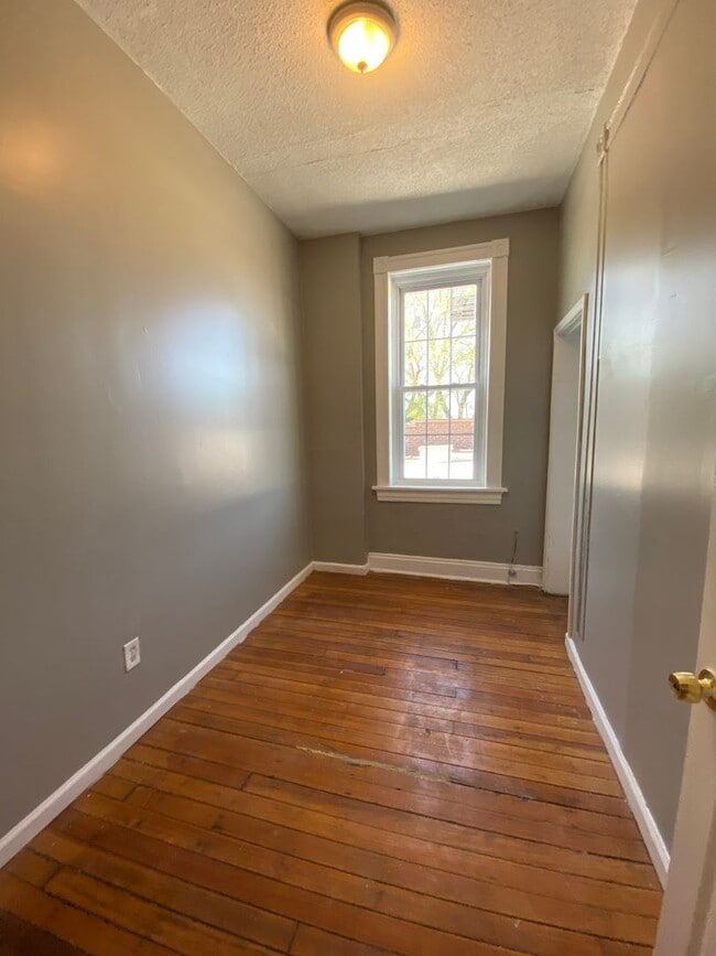 Building Photo - Get it while it lasts! Spacious 4 Bedroom ...