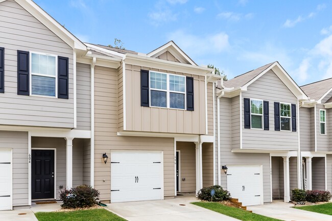 Building Photo - 408 Highwood Ln
